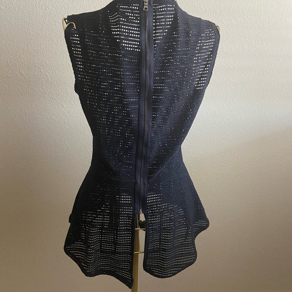 BCBG MAXAZRIA- Peplum top mesh - Picture 3 of 4